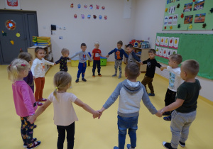 01 Dzieci tańczą w kole przy piosence powitance